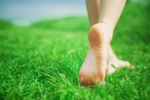 Βγάλτε τα παπούτσια σας - περπατάτε ξυπόλυτοι - μέθοδοι ανάκτησης της υγείας των ποδιών σας