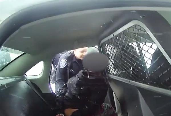 Γυναίκα αστυνομικός ψεκάζει με σπρέι πιπεριού 9χρονο κορίτσι (βίντεο)