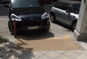 Θεσσαλονίκη: Πάρκαρε μπροστά σε ράμπα για ΑμΕΑ στο κέντρο της πόλης