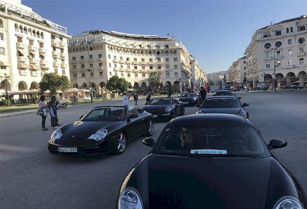 Θεσσαλονίκη: Με Porsche γέμισε η πλατεία Αριστοτέλους για καλό σκοπό 