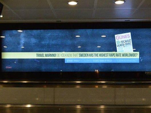 Aφίσα στο αεροδρόμιο της Κωνσταντινούπολης: Σουηδία, η χώρα του βιασμού