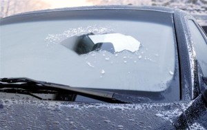 Πάγος στο παρμπρίζ του αυτοκινήτου; Δειτε πως τον εξαφανίζετε