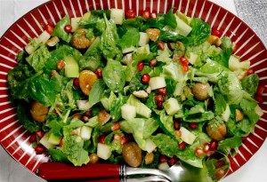 Πράσινη σαλάτα, με μυρωδικά, κάστανα και ρόδι για το γιορτινό τραπέζι!