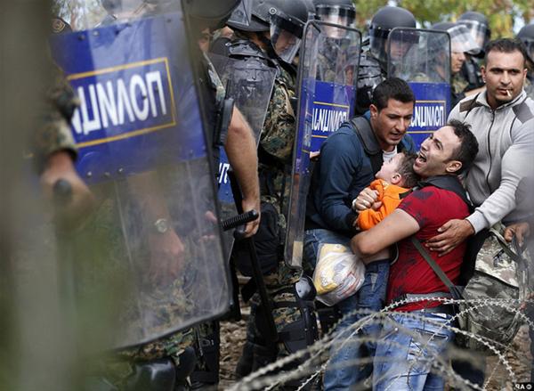 Τα Σκόπια άνοιξαν τα σύνορα μπροστά στον κίνδυνο βίαιης εισβολής χιλιάδων απελπισμένων προσφύγων 