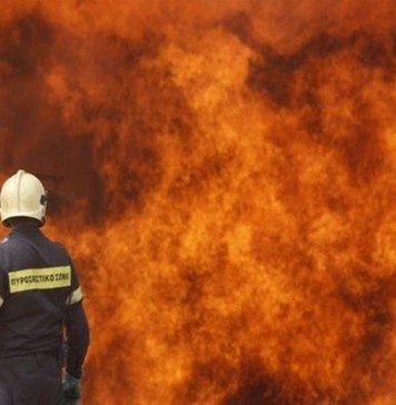 Στις φλόγες η Χίος -Δύο τραυματίες και ζημιές σε σπίτια