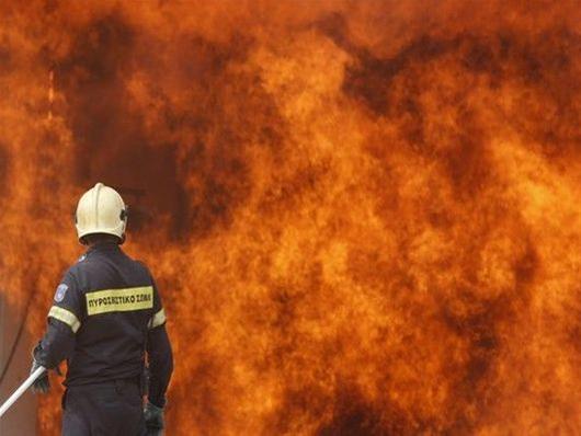 Στις φλόγες η Χίος -Δύο τραυματίες και ζημιές σε σπίτια
