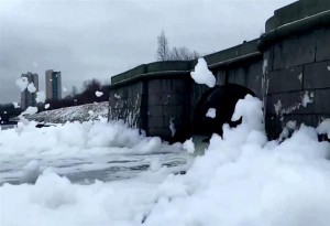 Αγία Πετρούπολη: «Άφρισε» ξαφνικά ο ποταμός Dudergofka (βίντεο)
