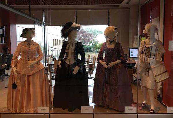 Τέσσερις ταξιδιώτες (με ροκοκό κοστούμια του 18ου αιώνα) σας περιμένουν στην Ψηφιακή Βιβλιοθήκη στο Βασιλικό Θέατρο