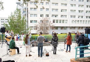 Νοσοκομείο Παπαγεωργίου: Μουσικές ανάσες αισιοδοξίας  από τη μπάντα δρόμου ''Ρόμβος''