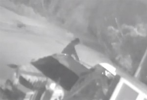Θεσσαλονίκη: Νεαρός άντρας με ρόπαλο στο χέρι σπάει αυτοκίνητα στη Νέα Μαγνησία (βίντεο)