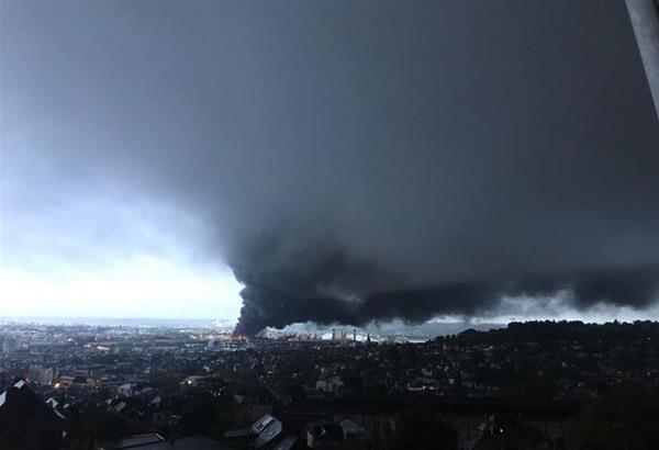 Γαλλία: Μεγάλη πυρκαγιά ξέσπασε τα ξημερώματα σε χημικό εργοστάσιο στη Ρουέν