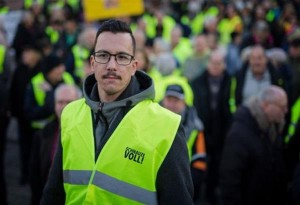 Γιάννης Σάκαρος: Ο 26χρονος Έλληνας - ηγέτης των Κίτρινων Γιλέκων στη Γερμανία