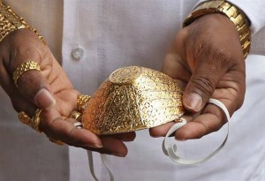 Viral: Ινδός πλήρωσε 3.500 ευρώ για χρυσή μάσκα κατά του κορωνοϊού (video)
