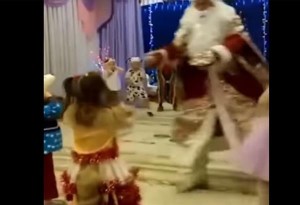 Τραγικό.'' Άγιος Βασίλης'' πέθανε σε σχολική γιορτή μπροστά στα παιδάκια στη Ρωσία