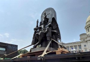Ο Σατανικός Ναός τοποθέτησε άγαλμα δαίμονα έξω από το καπιτώλιο του Άρκανσο...