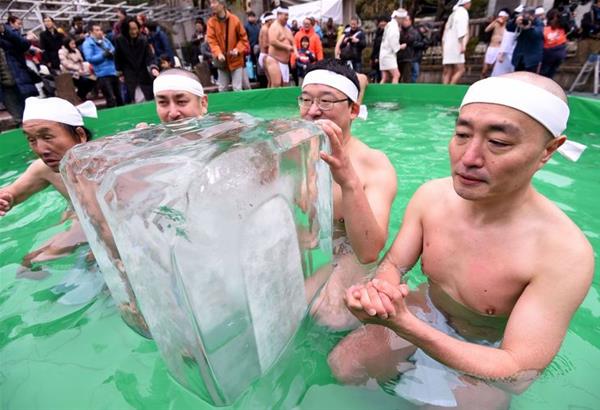 Ιαπωνία: Το τελετουργικό του Shinto στην παγωμένη πισίνα κατά του κορωνοϊού (βίντεο)