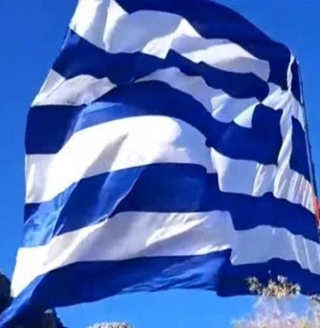 Η μεγαλύτερη Ελληνική σημαία κατασκευάστηκε στη Θεσσαλονίκη και κυματίζει στο Καστελλόριζο. Βίντεο
