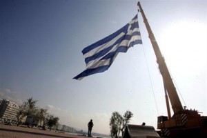 Η μεγαλύτερη ελληνική σημαία κυματίζει στο λιμάνι