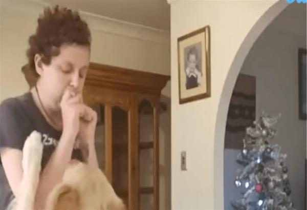 Σκύλος βοηθά την ιδιοκτήτριά του να ξεπεράσει κρίση πανικού. Βίντεο