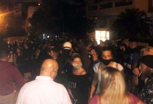 Νίκαια: Οργισμένο πλήθος έξω από το σπίτι του καθηγητή που μαχαίρωσε το σκύλο (βίντεο)