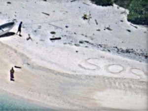 Μικρονησία: Ζευγάρι ναυαγών έγραψαν «SOS» στην άμμο και σώθηκαν!
