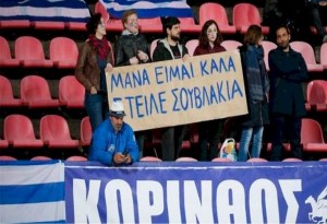  «Μάνα είμαι καλά, στείλε σουβλάκια»: Το πανό των Ελλήνων στη Φινλανδία