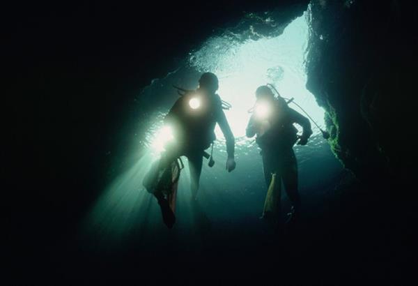 Σε εξέλιξη οι έρευνες για τους δύο δύτες που είχαν βουτήξει χθες σε υποθαλάσσια σπηλιά στη Κάρπαθο