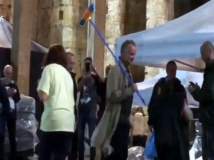 Ο Στινγκ με σκούπα στο Ηρώδειο καθάρισε τη σκηνή από τα νερά της βροχής (βίντεο)