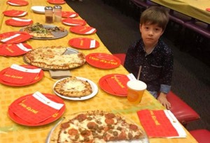 Viral η φωτό με το 6χρονο αγόρι να φωτογραφίζεται ολομόναχο στο πάρτι για τα γενέθλιά του από τη μητέρα του