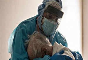 Η φωτογραφία γιατρού που αγκαλιάζει ηλικιωμένο ασθενή: «Απλά έκλαιγε»