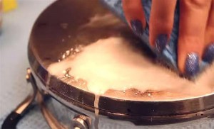 Ένα πανέξυπνο κόλπο να έχετε τα τηγάνια σας πάντα σαν καινούργια! (Βίντεο)