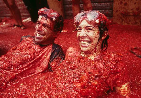 Το παραδοσιακό φεστιβάλ la Tomatina που βάφει κόκκινη την πόλη Μπουνόλ της Ισπανίας 