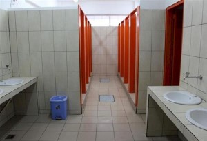 Ρόδος: Διευθυντής σχολείου καθαρίζει μόνος τις τουαλέτες γιατί δεν υπάρχει καθαρίστρια