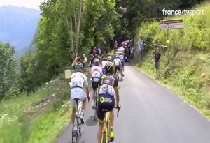 Ποδηλατικός Γύρος Γαλλίας: Ανδρας με BMX έκανε άλμα πάνω από τους ποδηλάτες του αγώνα. Βίντεο