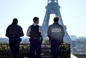Παρίσι: εκκενώθηκε η περιοχή γύρω από τον Πύργο του 'Αιφελ – Εντοπίστηκε τσάντα με πυρομαχικά