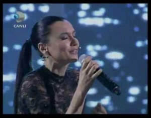 Διάσημη Τουρκάλα τραγουδίστρια ερμηνεύει ποντιακά «Την πατρίδαμ έχασα άκλαψα και πόνεσα» (Video)