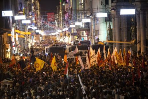 97 οι νεκροί στην Τουρκία - Ερντογάν δολοφόνε φώναξαν χιλιάδες διαδηλωτές στην Κωνσταντινούπολη