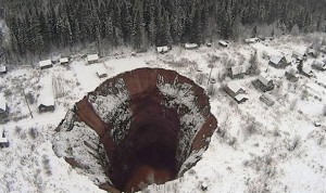 Γιγαντιαία τρύπα  ορατή από το Διάστημα καταπίνει θέρετρο στη Σιβηρία!