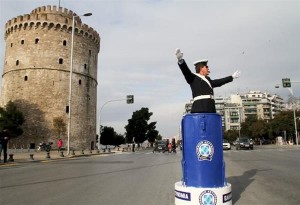 Ο τροχονόμος επιστρέφει τελευταία μέρα του χρόνου με το βαρέλι του στον Λευκό Πύργο