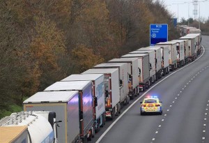Brexit: Ουρές φορτηγών που ξεπερνούν τα 5 μίλια σε κεντρικό αυτοκινητόδρομο της Βρετανίας