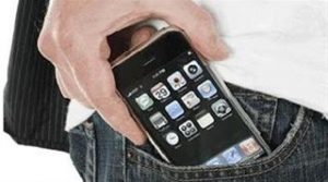 Γιατί δεν πρέπει να βάζετε το κινητό στην τσέπη;