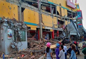Ινδονησία: Τουλάχιστον 832 οι νεκροί από τον σεισμό και το τσουνάμι