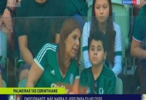 Το συγκινητικό βίντεο με τον τυφλό αγόρι που «βλέπει» ποδόσφαιρο με τα μάτια της μητέρας του!