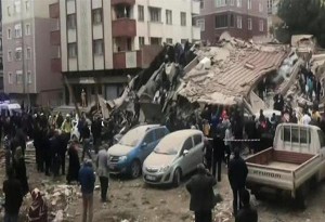 Κατέρρευσε οχταόροφο κτήριο στην Κωνσταντινούπολη: Ενας νεκρός μέχρι στιγμής και φόβοι για τραυματίες