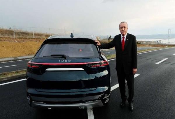 O Ερντογάν ανέβασε βίντεο στο οποίο οδηγεί το πρώτο ηλεκτροκίνητο αυτοκίνητο της Τουρκίας. (Βίντεο)