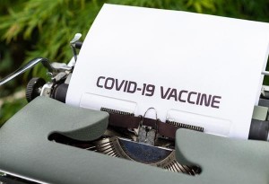 Κορονοϊός: Ποιοι πολιτικοί - αξιωματούχοι θα εμβολιαστούν πρώτοι (λίστα)