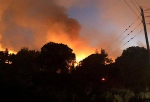 Νύχτα ''κόλαση'' στη Σιθωνία - Οι πυροσβέστες εξακολουθούν να δίνουν τη μάχη με τη φωτιά