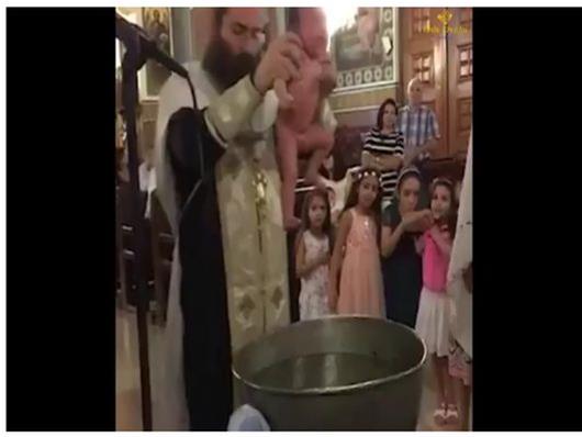 Viral και με πολλές αντιδράσεις η βάπτιση με τον τρόπο που ο παπάς βουτά το μωράκι στην κολυμπήθρα...