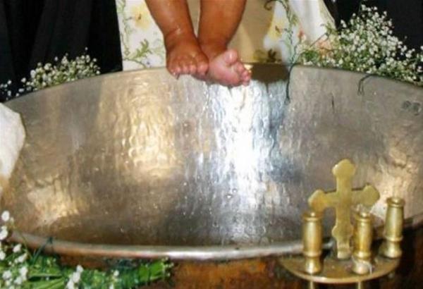 Ρουμανία: Βρέφος δύο μηνών πνίγηκε στη βάπτισή του. Ο ιερέας  κατηγορείται για ανθρωποκτονία