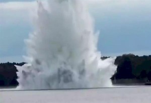 Πολωνία: Βόμβα του Β Παγκοσμίου εξερράγη κάτω από το νερό. Βίντεο